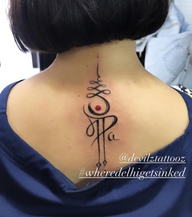 maa paa on female shoulder back