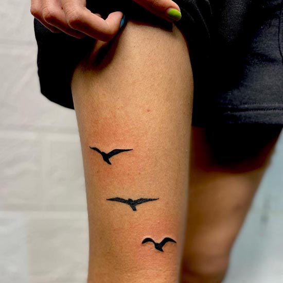 3 flying birds tattoo blackwork girl thigh