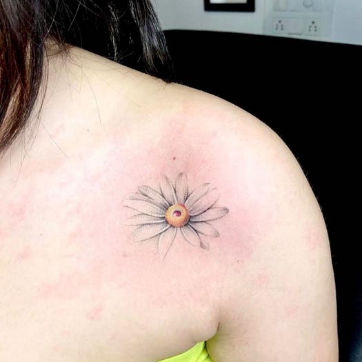 minimalistic daisy tattoo design female front shoulder