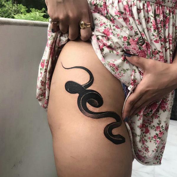 snake free hand blackwork tattoo girl side hip upper thigh