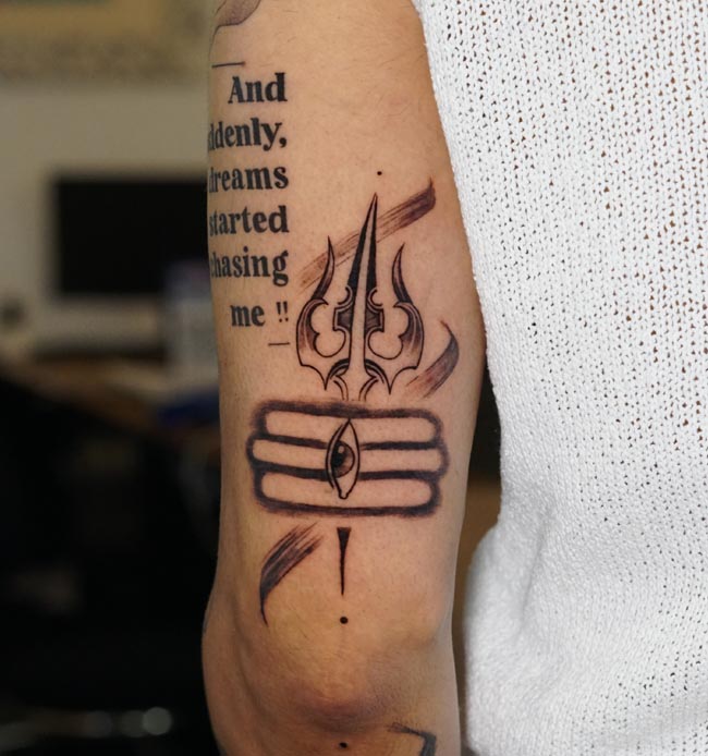 trishul and eye at center of tripundra brush stroke background tattoo male tricep