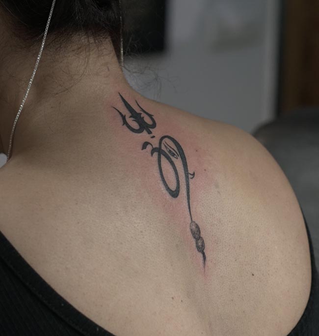 trishul at top bottom om with eye rudraksha bead tattoo woman back